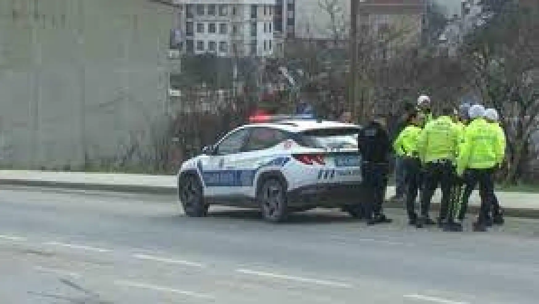 Servis Şoförü Polise Çarptı! 1 Polis Yaralandı