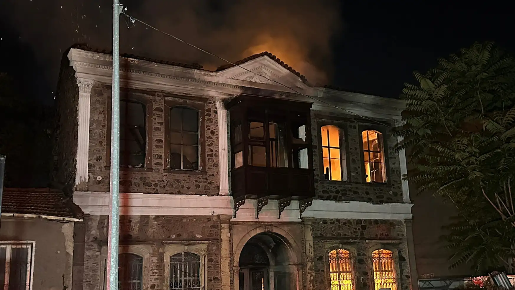 Tarihi Binada Yangın Çıktı: Yaşlı Kadın Zor Kurtarıldı