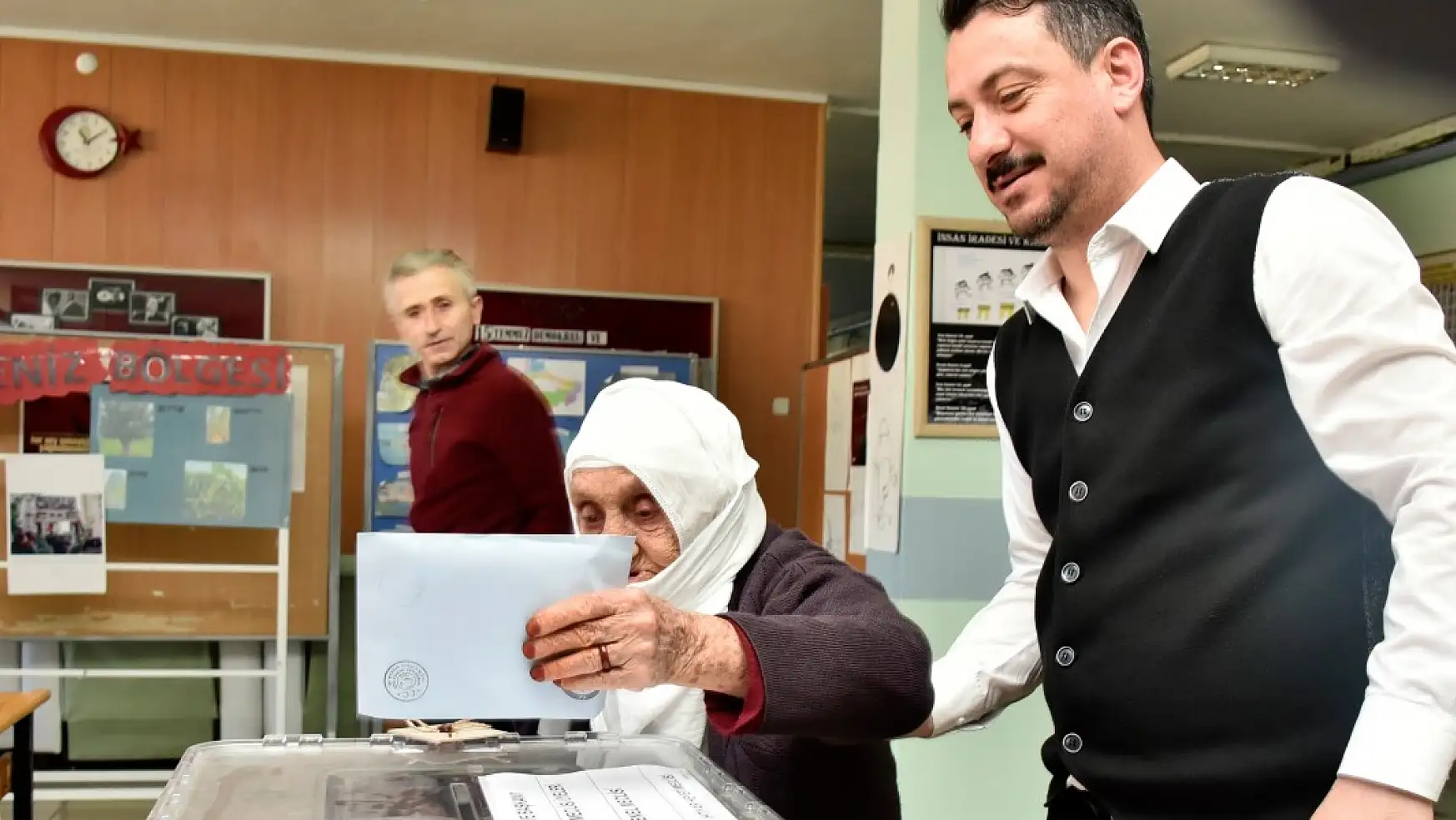 Türkiye'ye Örnek Oldu 112 Yaşında Demokrasi İçin Sandık Başında
