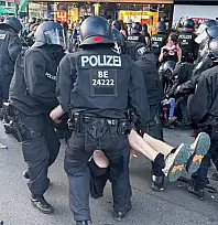 Alman polisinden Filistin'e destek eylemi yapanlara sert müdahale