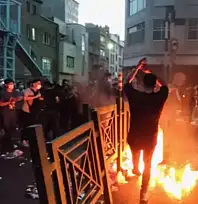 İran'da Kaos Artıyor İnternet Ülke Genelinde Kesildi Sokaklar Yangın Yerine Döndü