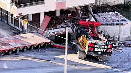 Kopan vinç 2 araca ve binaya çarptı