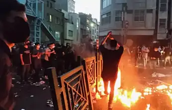 İran'da Kaos Artıyor İnternet Ülke Genelinde Kesildi Sokaklar Yangın Yerine Döndü