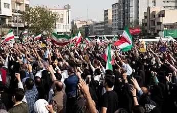 İran'da Protestolara Karşı Çözüm Herkese 7 Dolar Verilecek