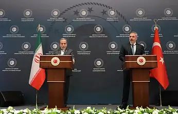 İran Dışişleri Bakanı Abbas Arakçi  İran Müzakereye de Savaşa da Hazır