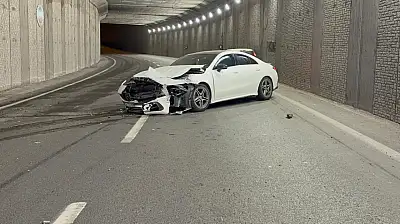 Alkollü sürücünün karıştığı kazada lüks otomobil pert oldu