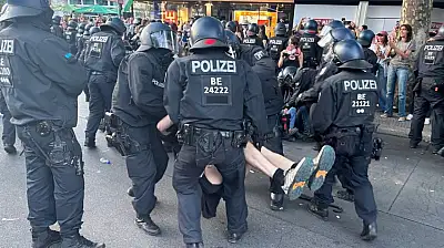 Alman polisinden Filistin'e destek eylemi yapanlara sert müdahale