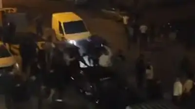 Aracıyla kavga edenleri ezdi