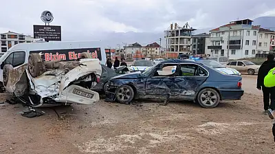 Ehliyetsiz sürücü, park halindeki araçlara çarptı: 8 öğrenci yaralandı