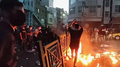 İran'da Kaos Artıyor İnternet Ülke Genelinde Kesildi Sokaklar Yangın Yerine Döndü