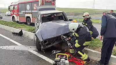Lastiği patlayan otomobil, refüje çarpıp takla attı