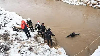 Otomobil su kanalına düştü 4 kişi aranıyor