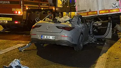 Otomobil tırın altına girdi: 2 ölü 1 ağır yaralı