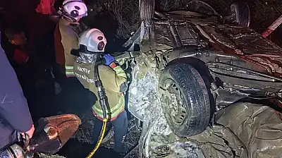 Otomobiller çarpıştı: 2 ölü, 3 yaralı