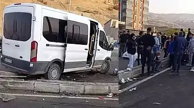Servis minibüsü ile hafif ticari araç çarpıştı: 13'ü çocuk 19 yaralı