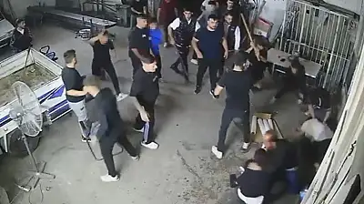 Sopa, kürek ve av tüfekli meydan savaşını andıran kavga kamerada