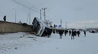 Yolcu  otobüsü devrildi yaralılar var