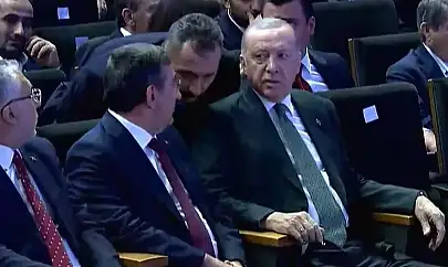 Cumhurbaşkanı Erdoğan'a telefon geldi, salondan ayrıldı! Erdoğan kiminle görüştü?