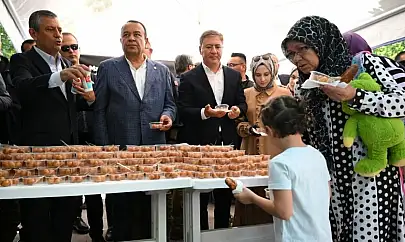 Özgür Özel, merhum Ferdi Zeyrek adına lokma dağıttı! Özel'den kritik açıklamalar