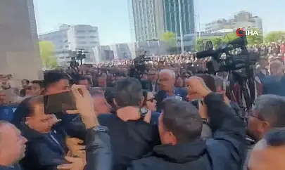 Sırrı Süreyya Önder'e veda töreninde Özgür Özel'e Saldırı! Saldırgan Kim?