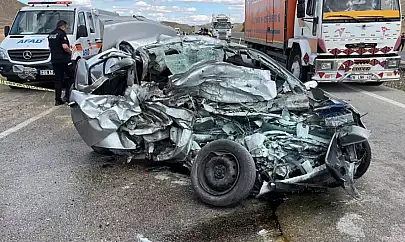Ters Yönde İlerleyen Otomobil  Kamyon İle Çarpıştı 3 Ölü, 2 Yaralı