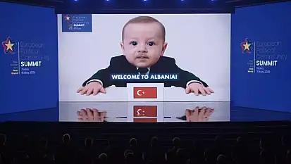 Arnavutluk'ta  Liderlerin Yapay Zekayla Oluşturulan Çocukluk Görüntüleri İzletildi