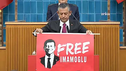 Özgür Özel 'Free İmamoğlu' Pankartı Açtı! Belediyelerdeki 'Ahtapotu' Açıkladı