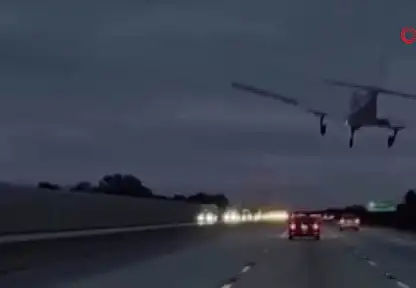 ABD'de uçak, seyir halindeki araca çarptı