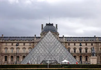 Louvre Müzesi'nde su sızıntısı: Yaklaşık 400 nadir kitap hasar gördü