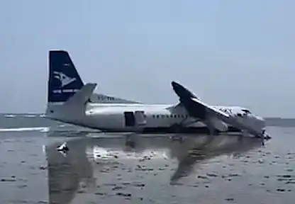 Yolcu uçağı pistten çıktı, kanadı koptu