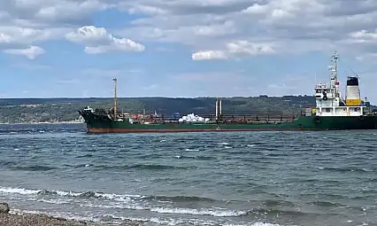 Çanakkale Boğazı'nda sürüklenen tanker karaya oturdu