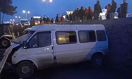 İşçi servis minibüsü ile otomobil çarpıştı: 1 ölü, 10 yaralı