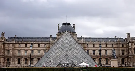 Louvre Müzesi'nde su sızıntısı: Yaklaşık 400 nadir kitap hasar gördü