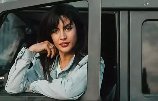 Metroya Mini Etek ve Askılı İle Binilmez Dedi! Jartiyer İle Sahneye Çıktı