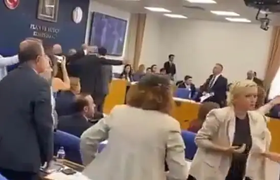 Skandal! Muhalefet Milletvekilleri Çocuğu Sokak Köpeklerinden Kaçarken Hayatını Kaybeden Annenin Üzerine Yürüdü!