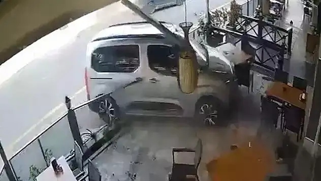 15 yaşındaki sürücü, otomobille restorana daldı