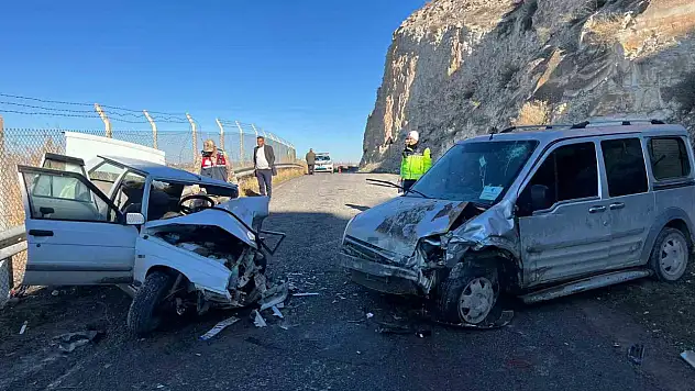 2 Araç çarpıştı: 3 yaralı