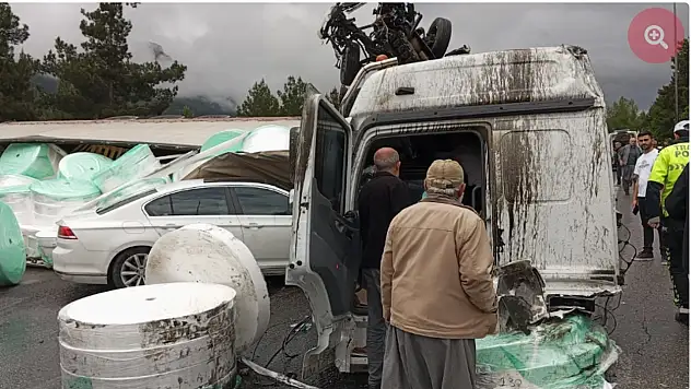 2 Tır ve 5 Otomobilin Gerçekleştiği Kazada 8 Kişi Yaralandı