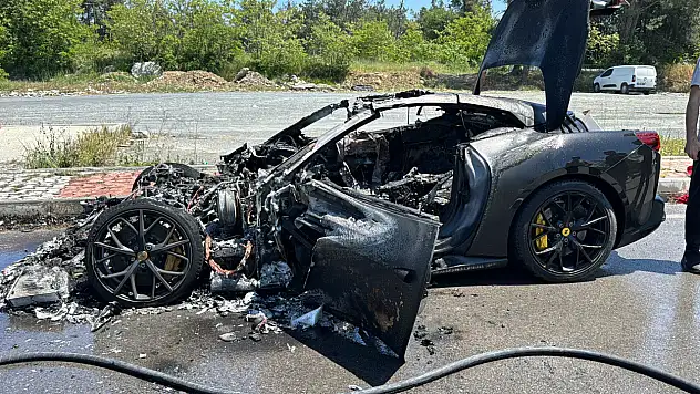 20 milyon lira değerindeki lüks Ferrari küle döndü!