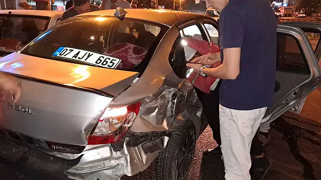 4 Araca Çarptı, Yaralı Arkadaşını Bıraktı Kaçtı