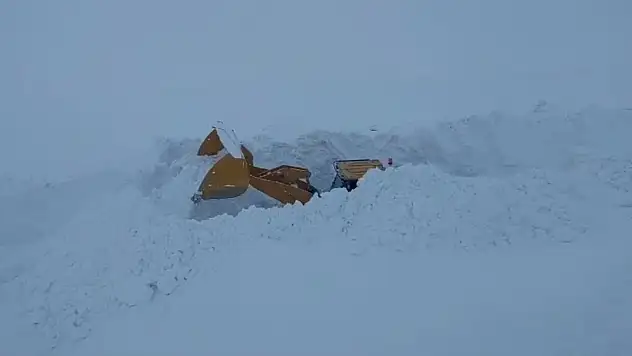 4 Metreye Ulaşan Kar Kalınlığı Çalışma Yapan İş Makinalarını Yuttu