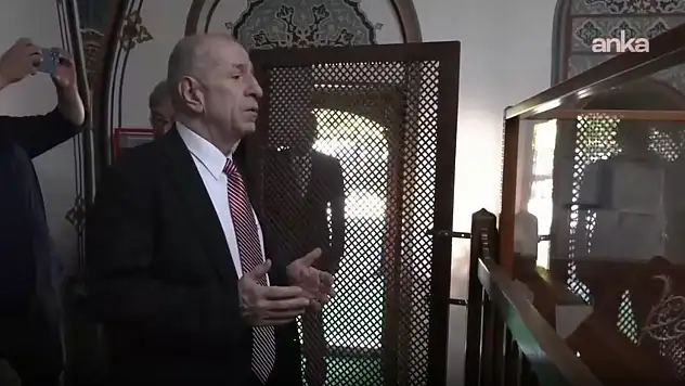 5 aydır tutuklu olan Ümit Özdağ, Hacı Bayram Veli Camisi'nde şükür namazı kıldı