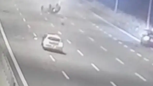 9 yaşındaki çocuk taklalar atan otomobilden yola savruldu