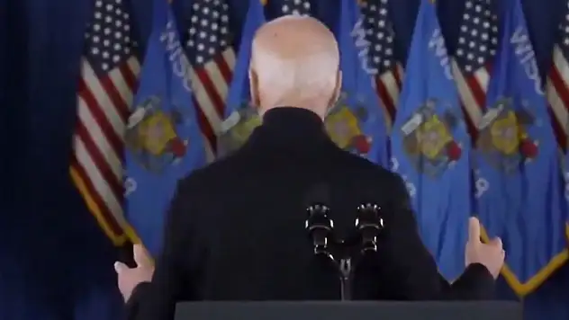 ABD Başkanı Biden bildiğiniz gibi Görünmez insanlarla el sıkıştı