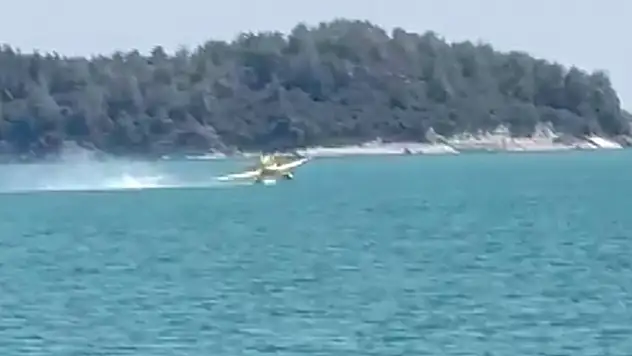 Adana'da yangın söndürme uçağı göle düştü! İki pilot sağ olarak kurtarıldı