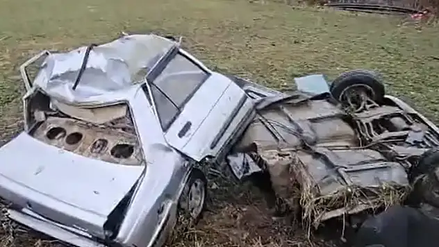 Ağaca çarpan otomobil ikiye bölündü