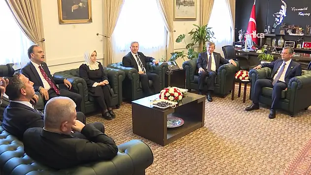 Ahmet Davutoğlu, Özgür Özel'i TBMM'de ziyaret etti