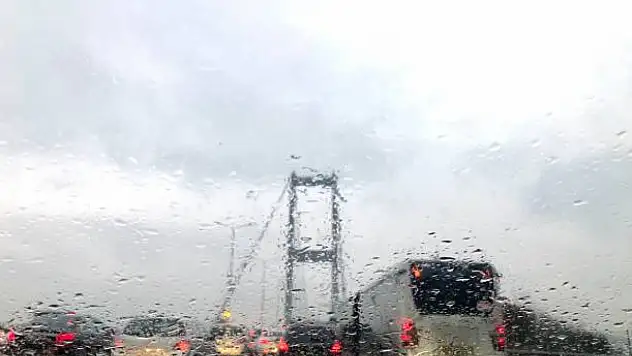 AKOM'dan İstanbul'da kuvvetli poyraz ve sağanak uyarısı