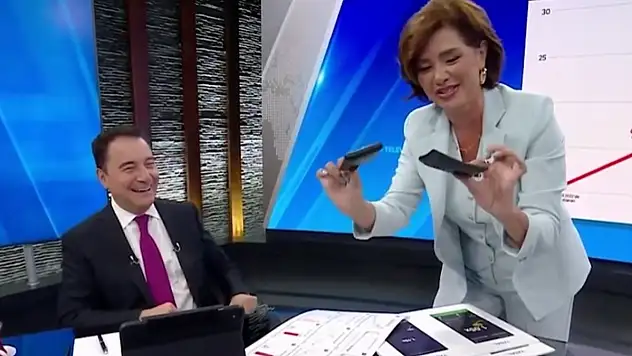 Ali Babacan canlı yayında çıkardığı çift cüzdan dikkat çekti