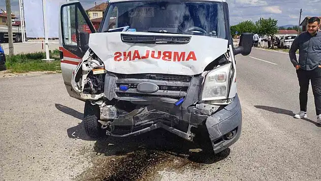Ambulans cip  ile çarpıştı